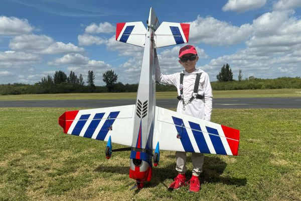 Extremeflight RC 67" Laser Weiss/Blau/Rot/Silber - ARF